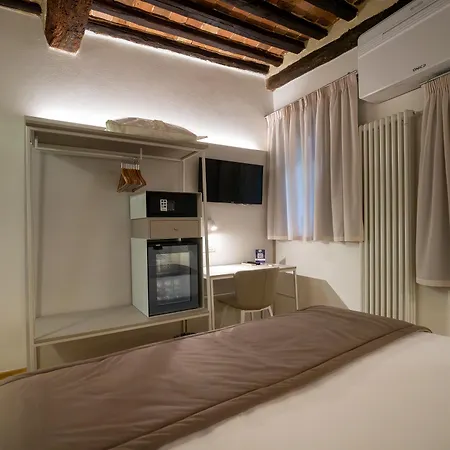 ホテル Torre Del Fuggisole 3*