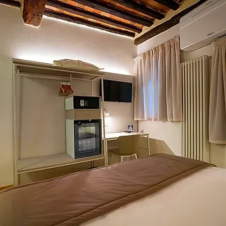 Otel Torre Del Fuggisole Siena